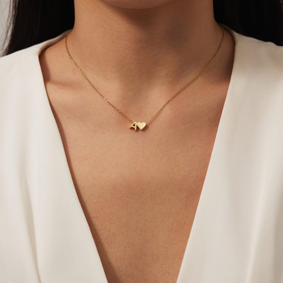 Collar con inicial y corazón de oro personalizado – imagen 2