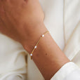 Pulsera dorada de perlas Armonía — Carmen, Lucía & Rocío