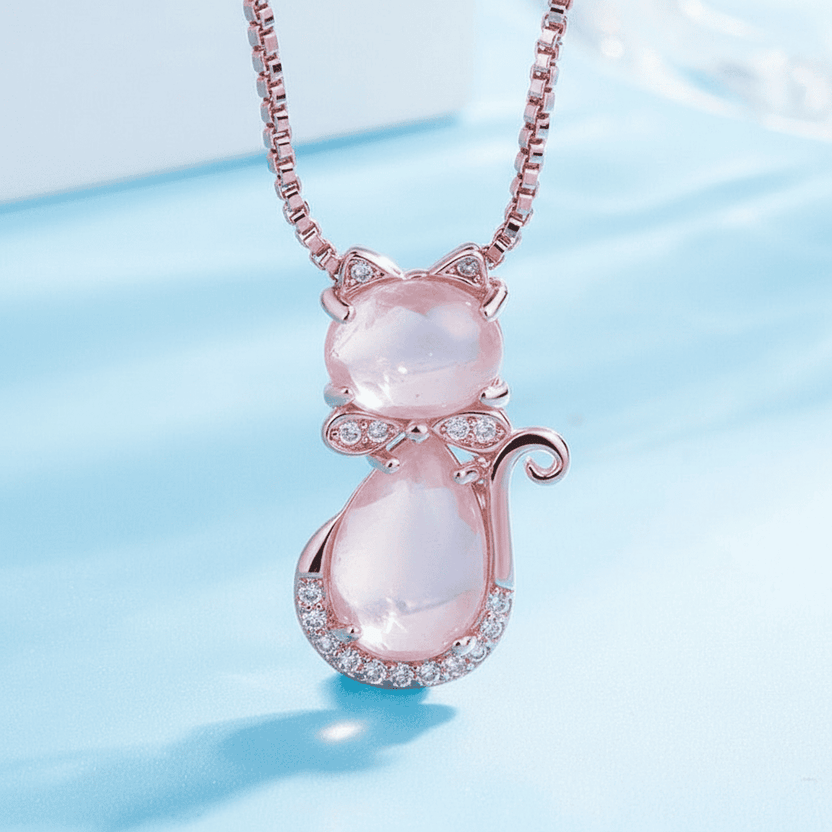 Encantador collar de piedra rosa en forma de gato con circonita