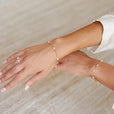 Pulsera dorada de perlas Armonía — Carmen, Lucía & Rocío