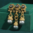 Broche de nudo dorado con perlas – imagen 2
