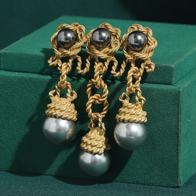 Broche de nudo dorado con perlas – imagen 2