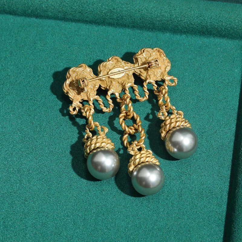 Broche de nudo dorado con perlas – imagen 3