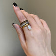 Anillo dorado con perla colgante – imagen 2