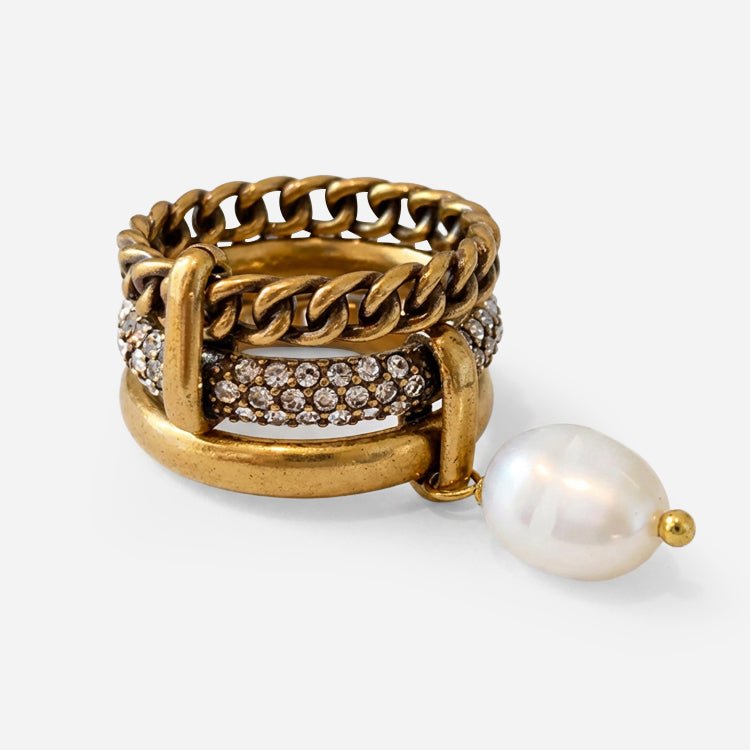 Anillo dorado con perla colgante