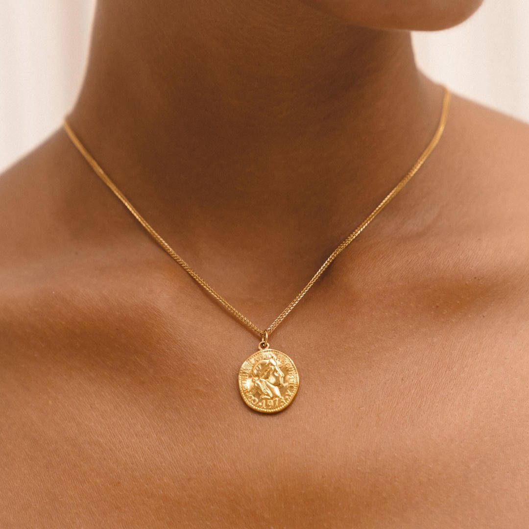 Collar elegante con moneda antigua