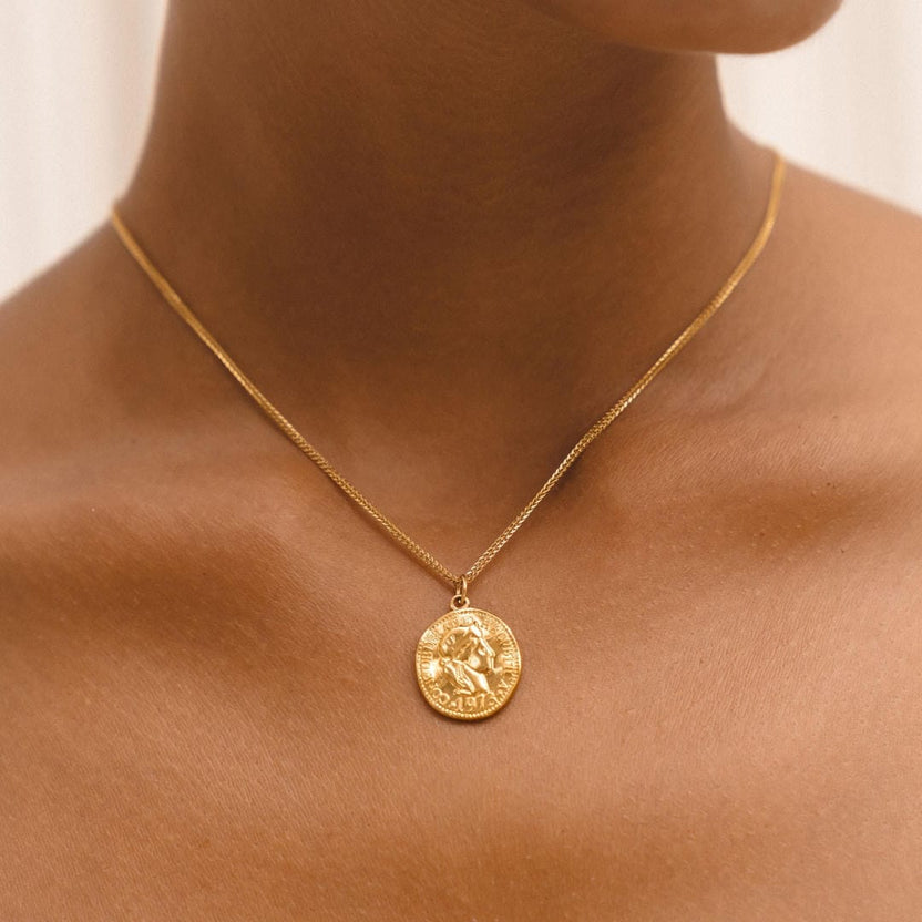 Collar elegante con moneda antigua