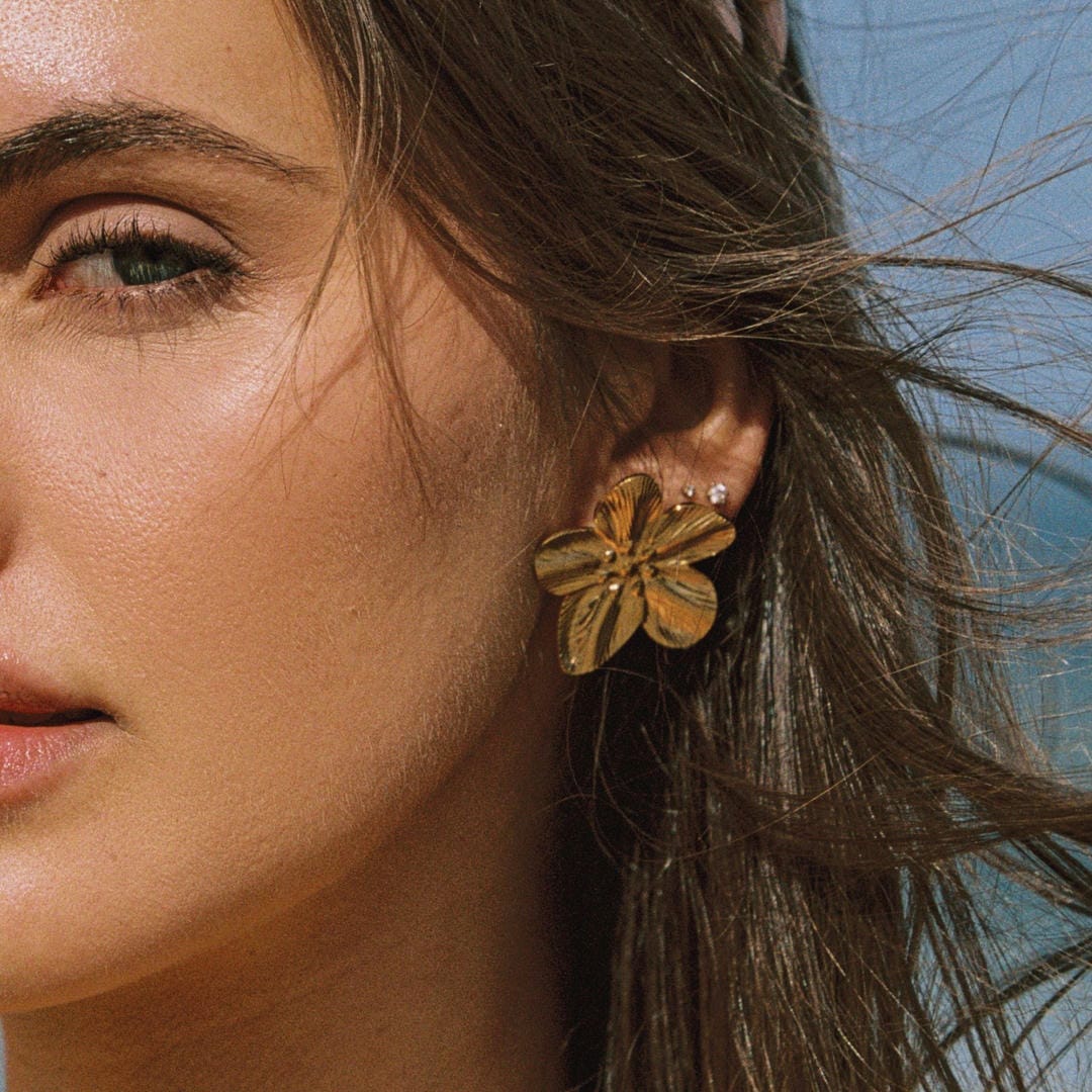 Pendientes dorados Hibisco Majestuoso — Carmen, Lucía & Rocío