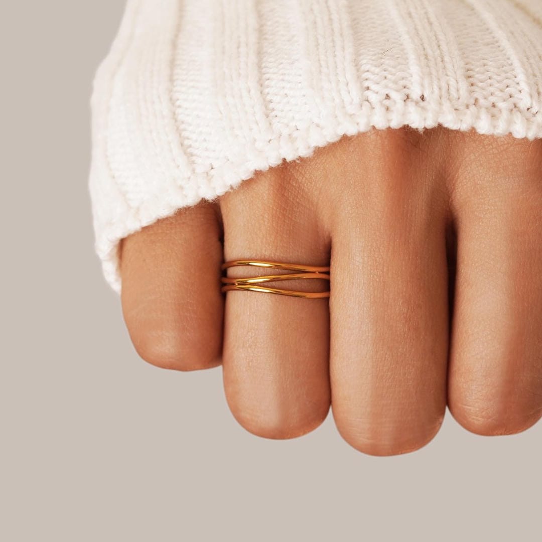 Anillo dorado con bucle infinito – imagen 2