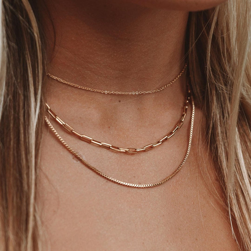 Collar dorado triple de uso diario