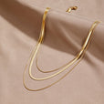 Collar dorado de varias capas