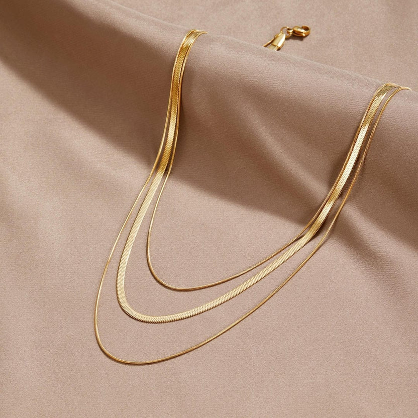 Collar dorado de varias capas