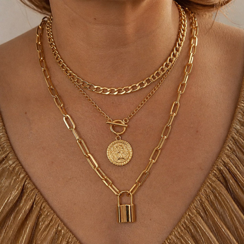 Collar grande de eslabones con medallón