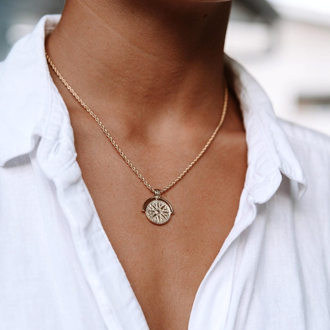 Collar con colgante de sol en plata o oro – imagen 3