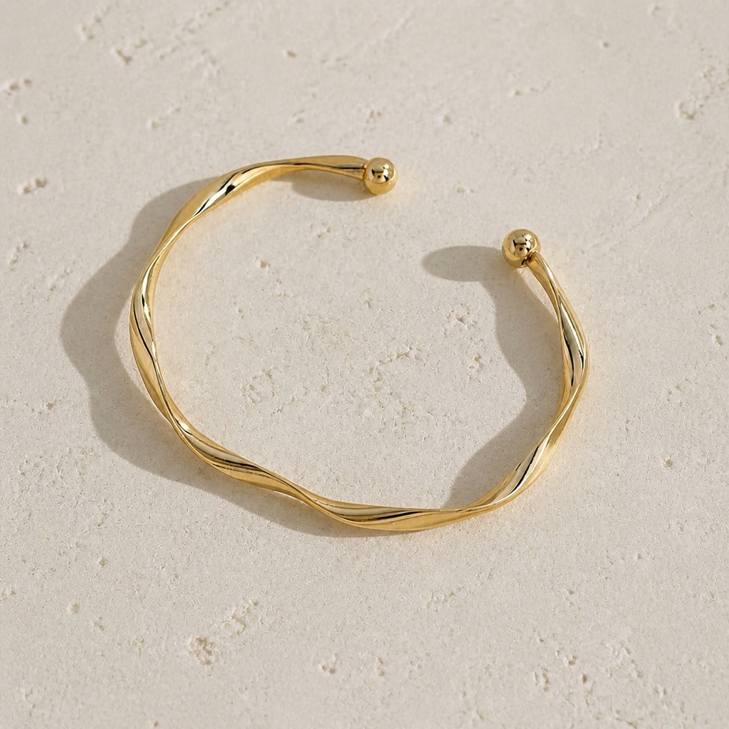 Pulsera escultural abierta minimalista – imagen 2