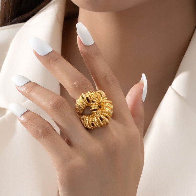 Anillo clásico Musa Dorada — Carmen, Lucía & Rocío