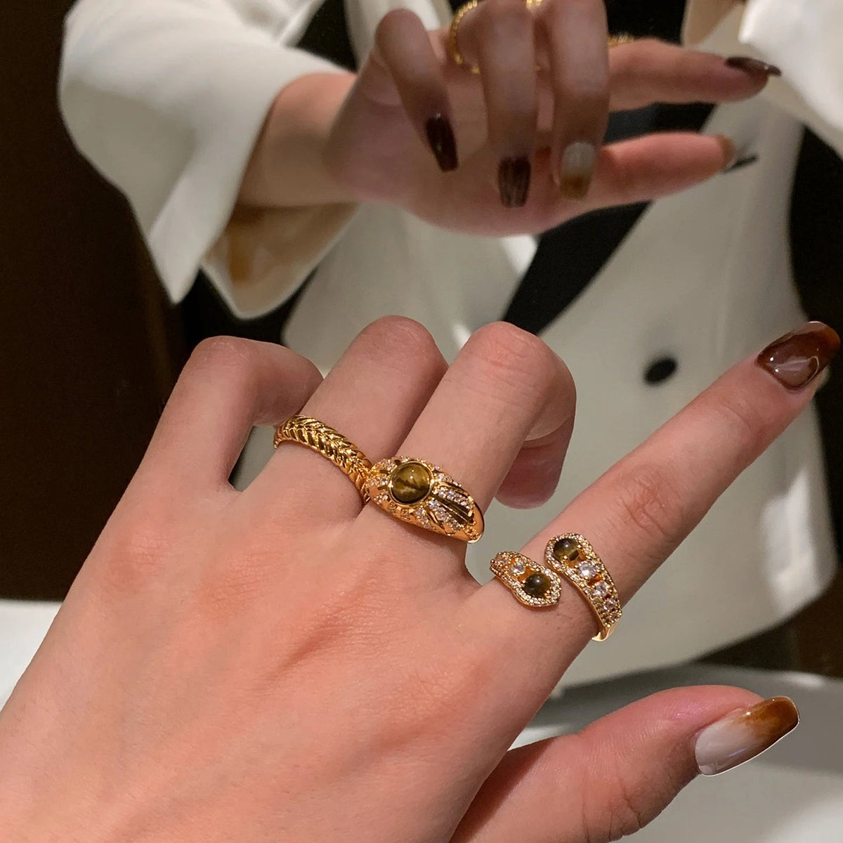 Anillo abierto de órbita dorada – imagen 2