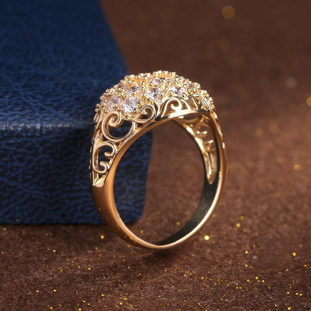 Anillo vintage de oro con diamantes redondos