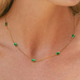 Collar de cadena dorada con piedra verde