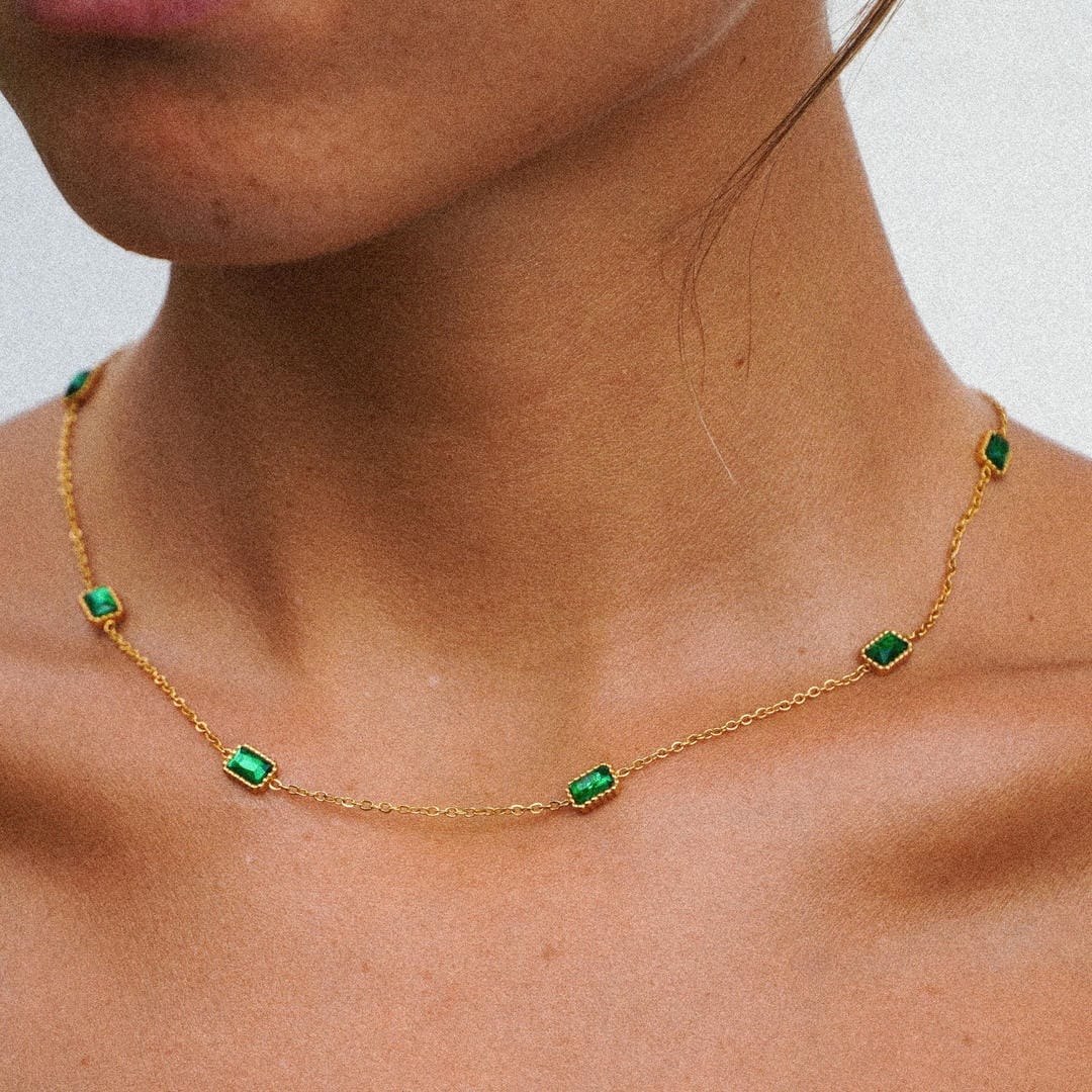 Collar de cadena dorada con piedra verde – imagen 3
