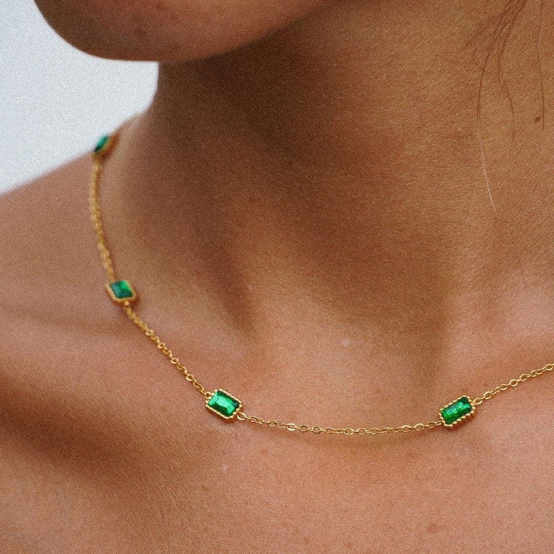 Collar de cadena dorada con piedra verde – imagen 5