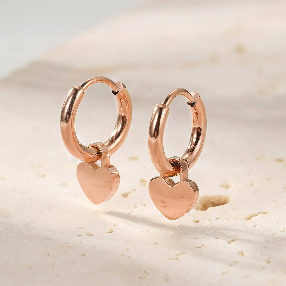 Pendientes modernos de circonita en forma de gota corazón