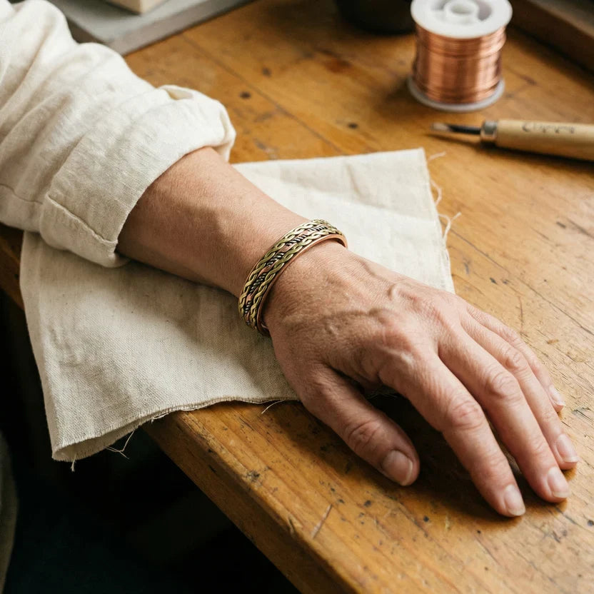Pulsera de cobre con trenzado infinito