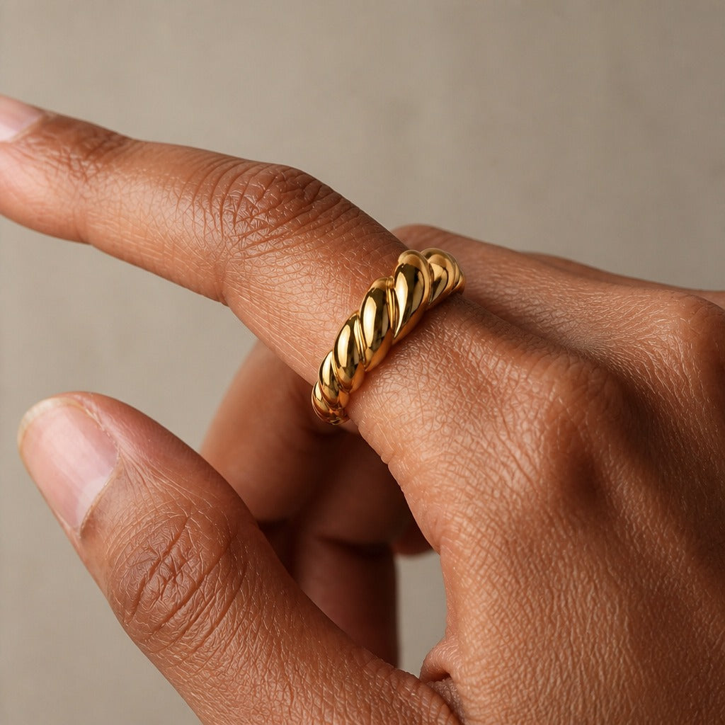 Anillo escultural con cúpula de diseño llamativo — Carmen, Lucía & Rocío
