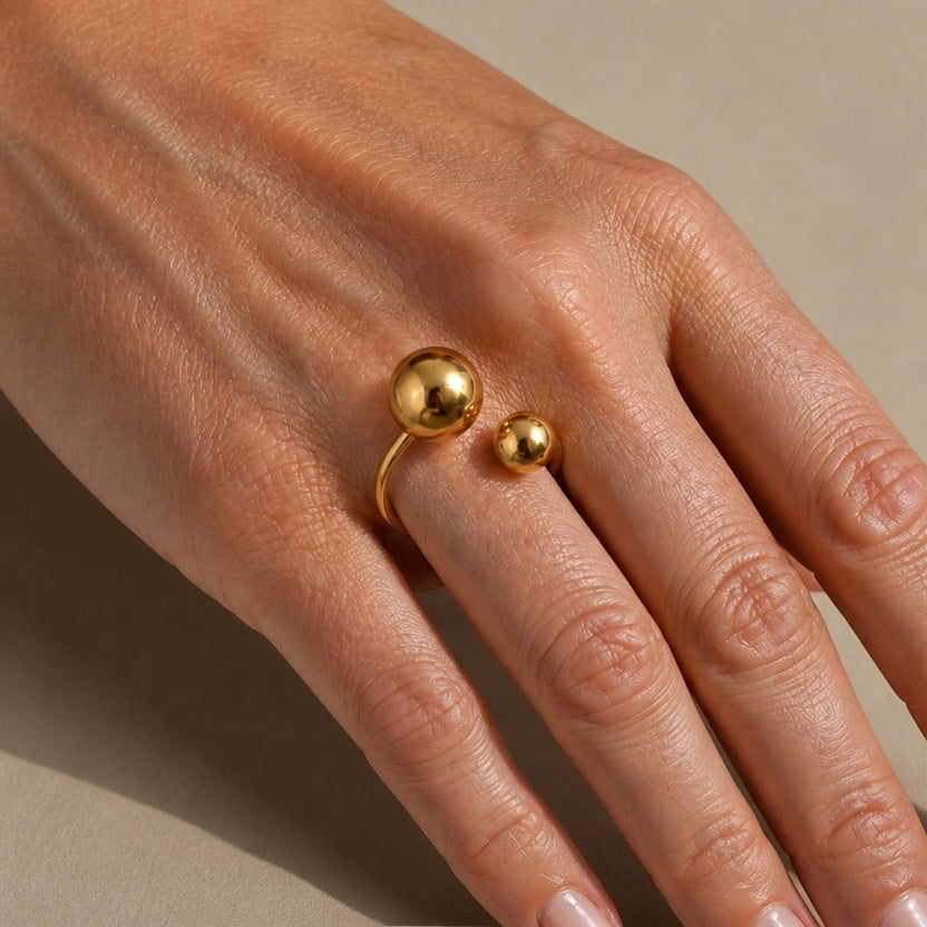Anillo Camille de esfera dorada