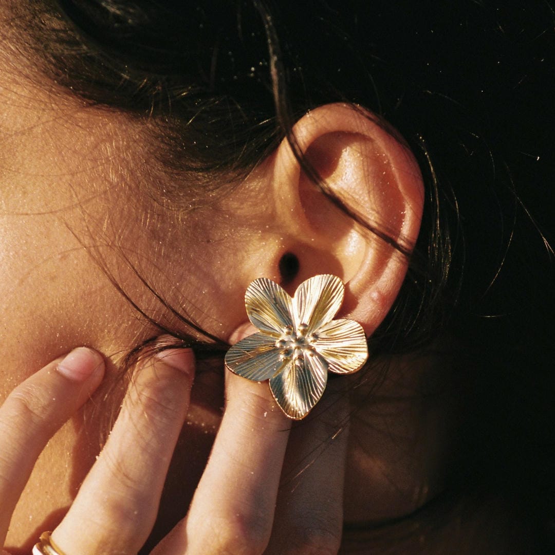 Pendientes dorados Hibisco Majestuoso — Carmen, Lucía & Rocío