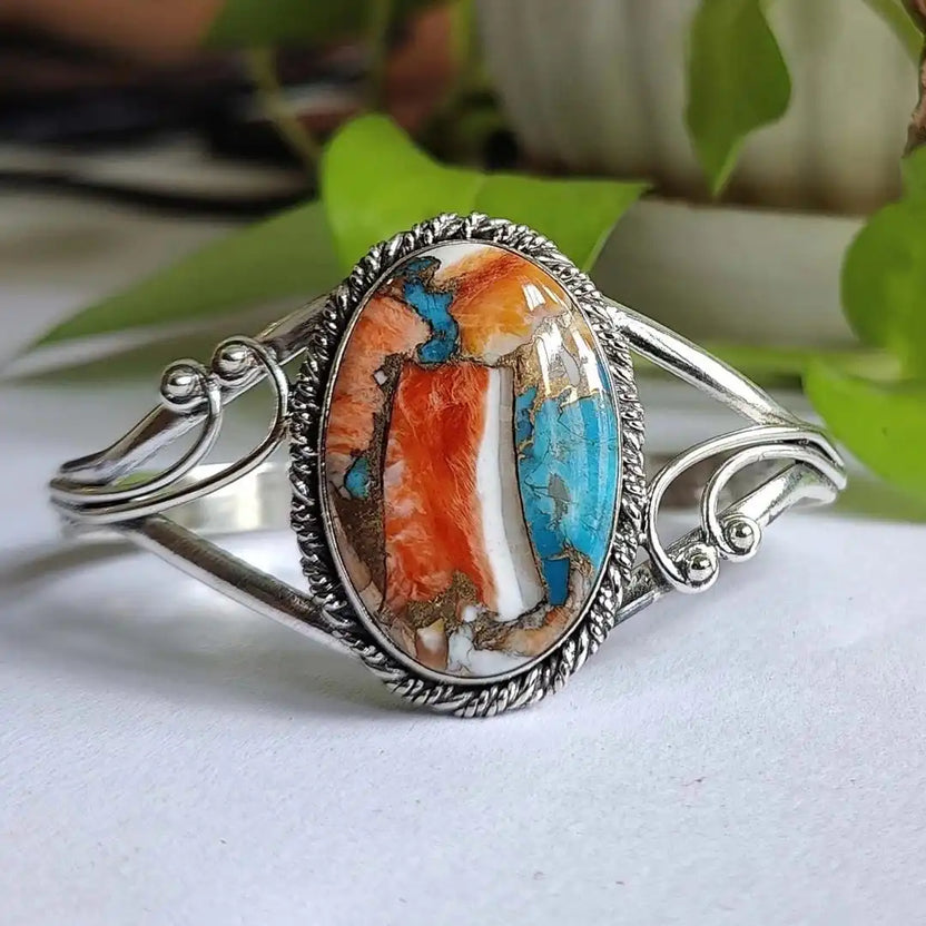 Pulsera vibrante con incrustaciones de piedras preciosas