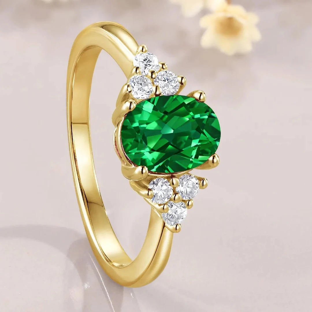 Anillo vintage ovalado de esmeralda llamativo