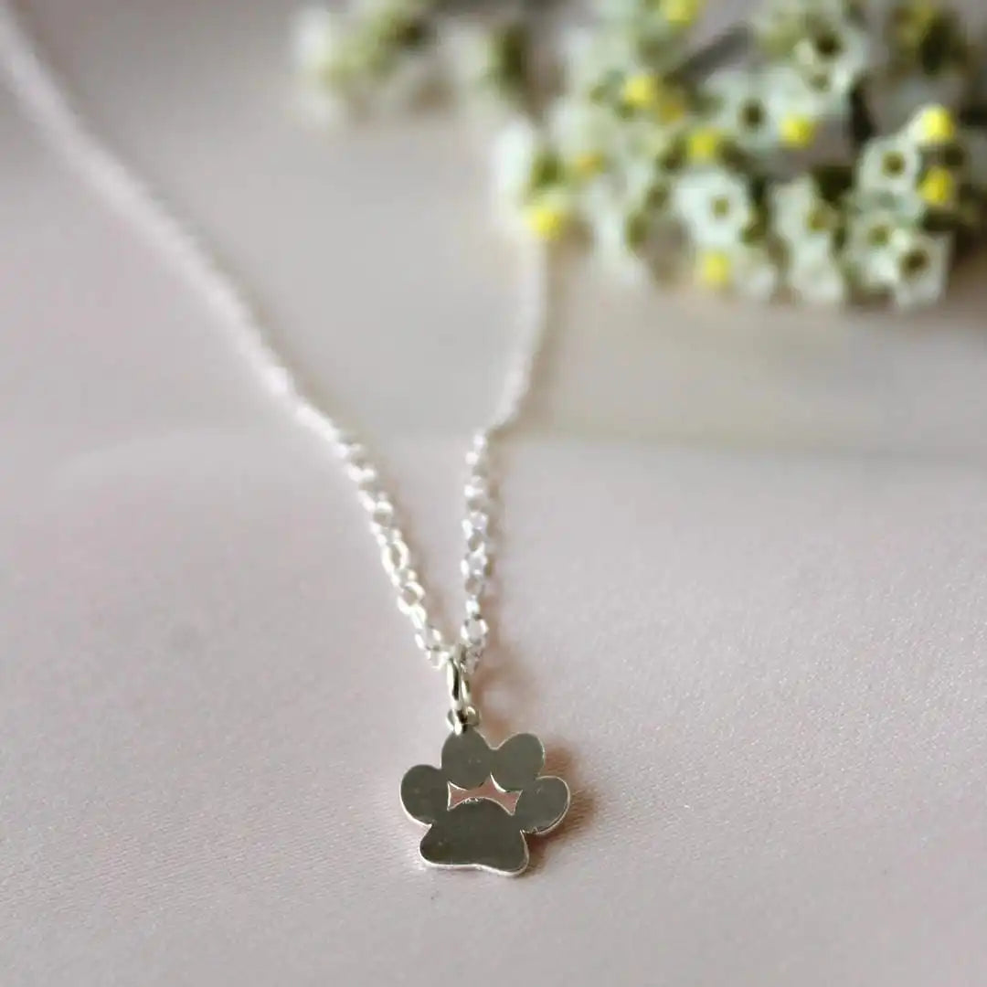 Collar elegante de plata con huella