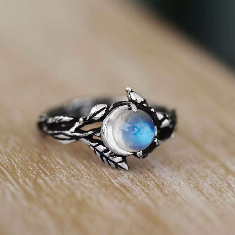 Anillo de piedra lunar creciente con enredadera