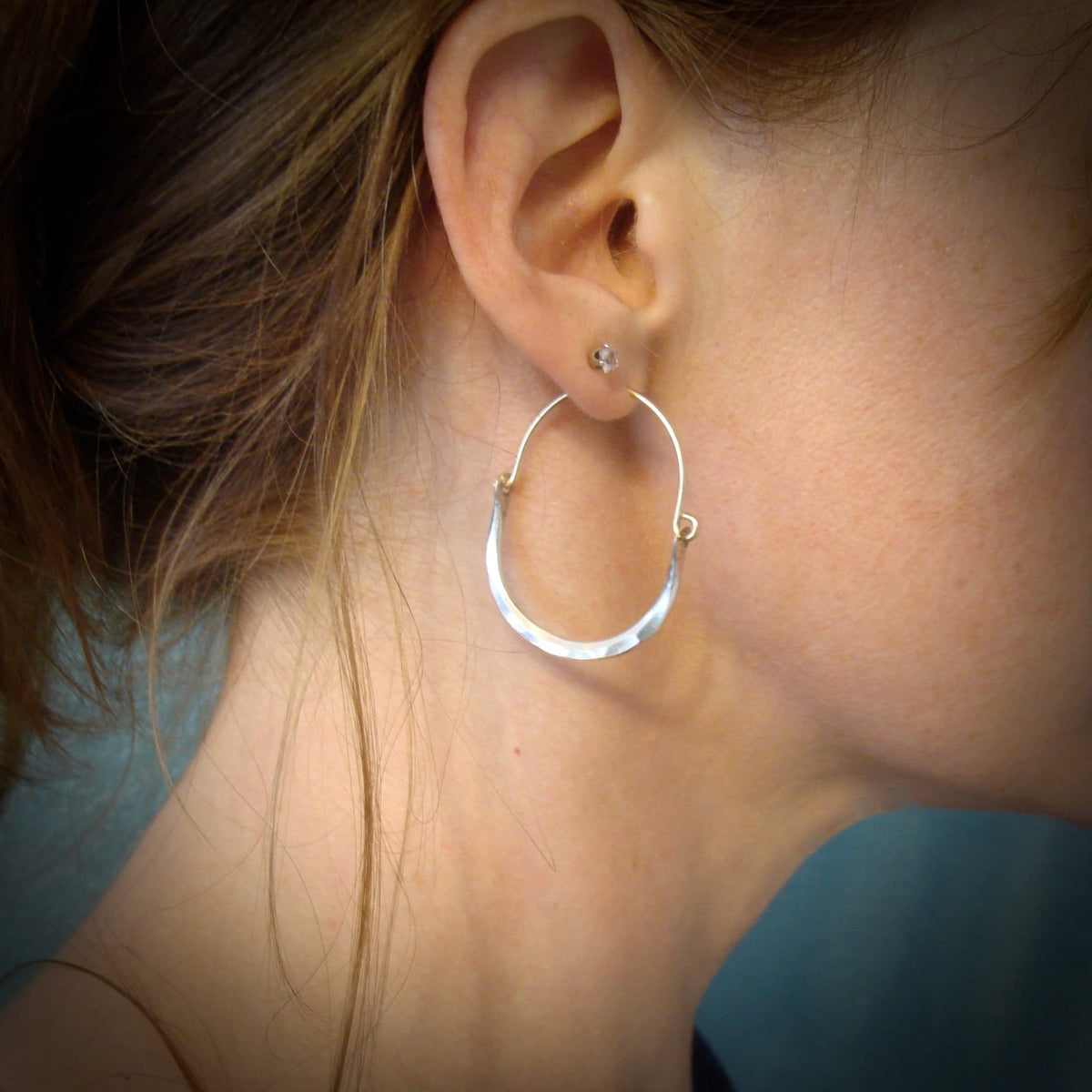 Aros minimalistas de plata martillada – imagen 2