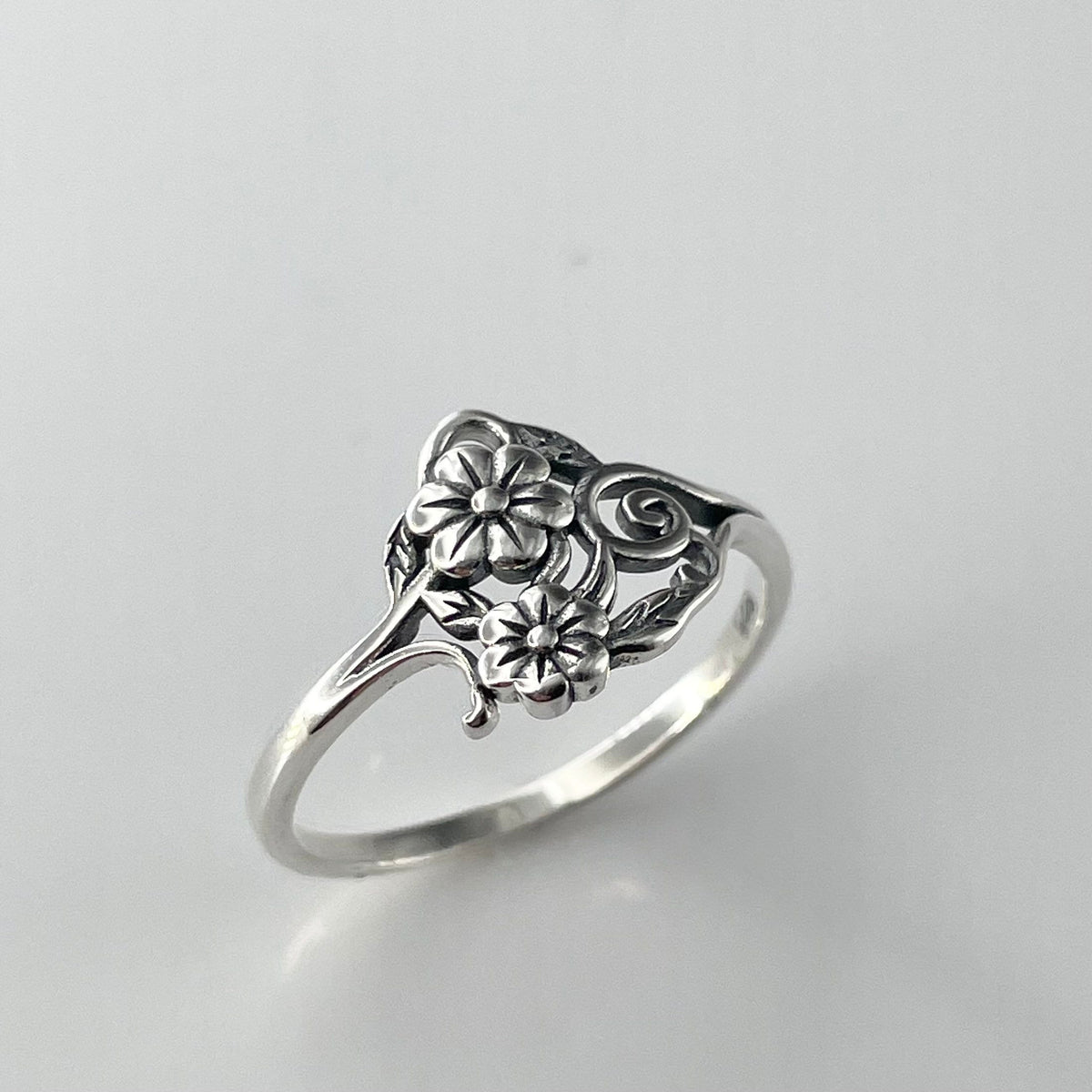 Anillo bohemio clásico con girasol