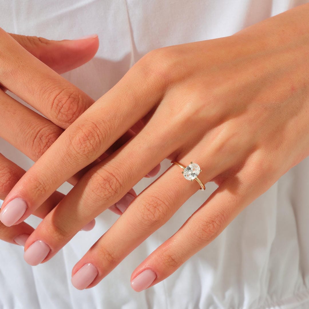 Anillo solitario clásico de talla ovalada – imagen 4
