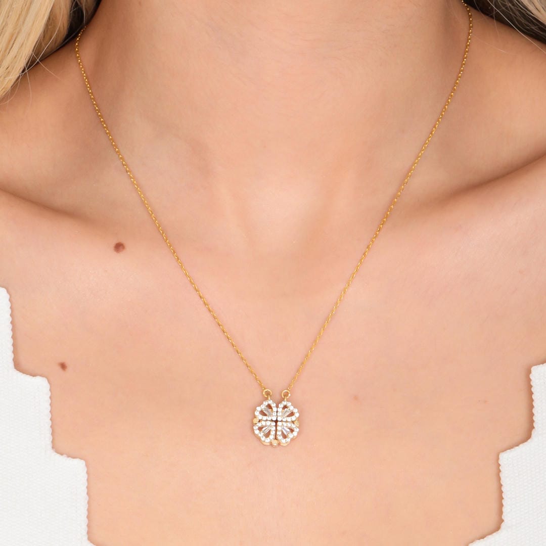 Collar trébol dorado con colgante de corazón de circonita