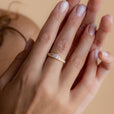 Anillo minimalista con piedra baguette – imagen 3