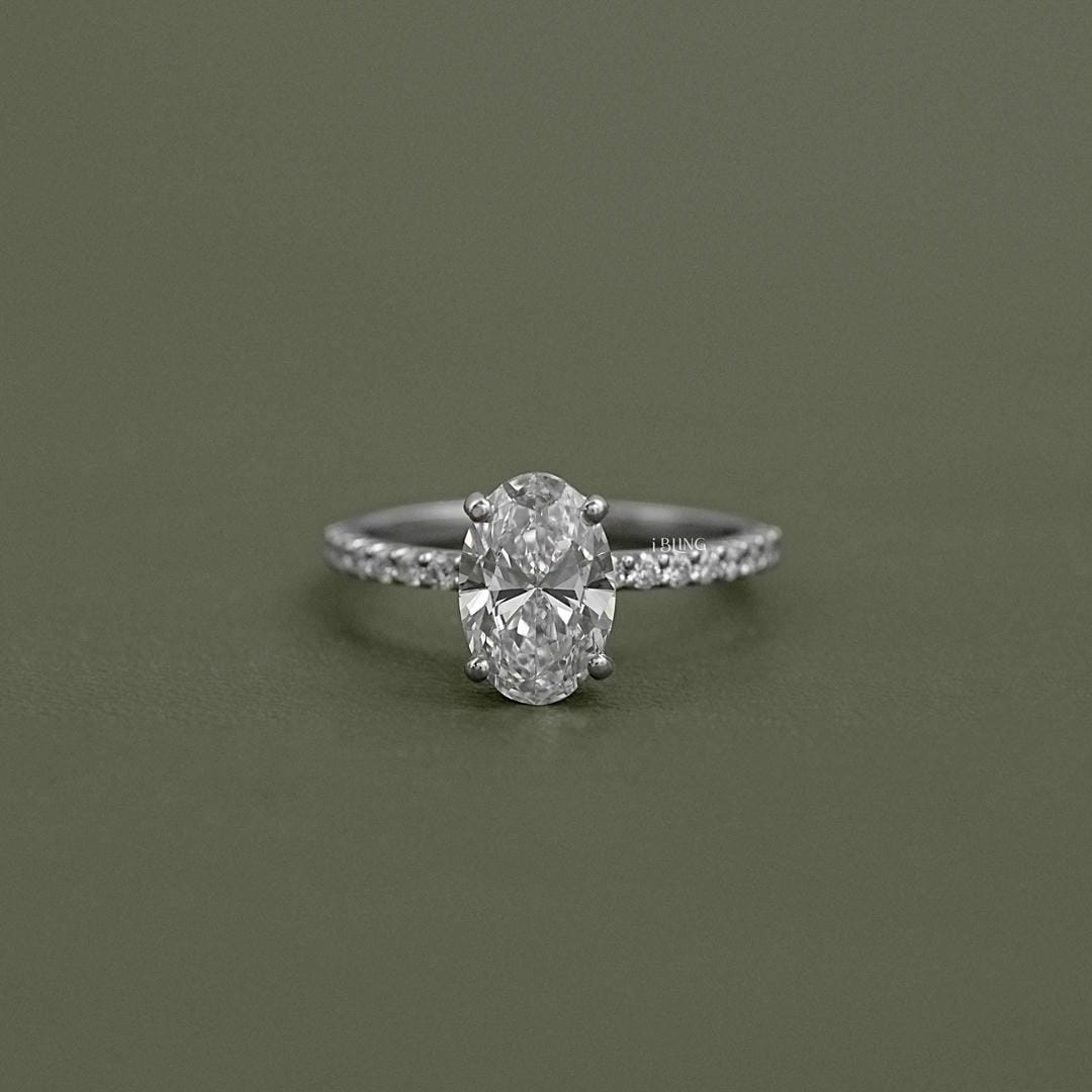 Anillo elegante de talla ovalada