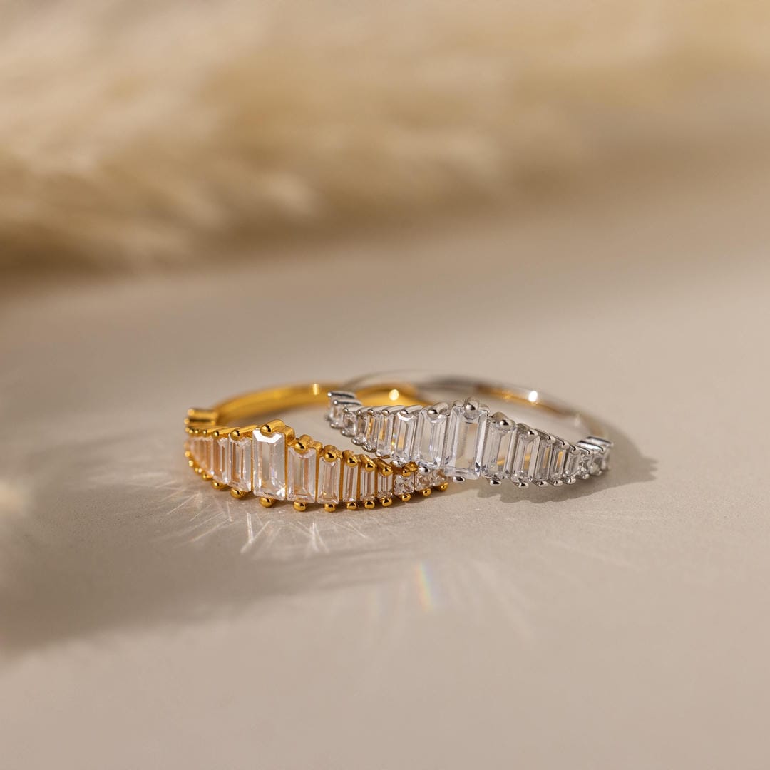 Anillo minimalista con piedra baguette