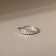 Anillo minimalista con piedra baguette – imagen 4