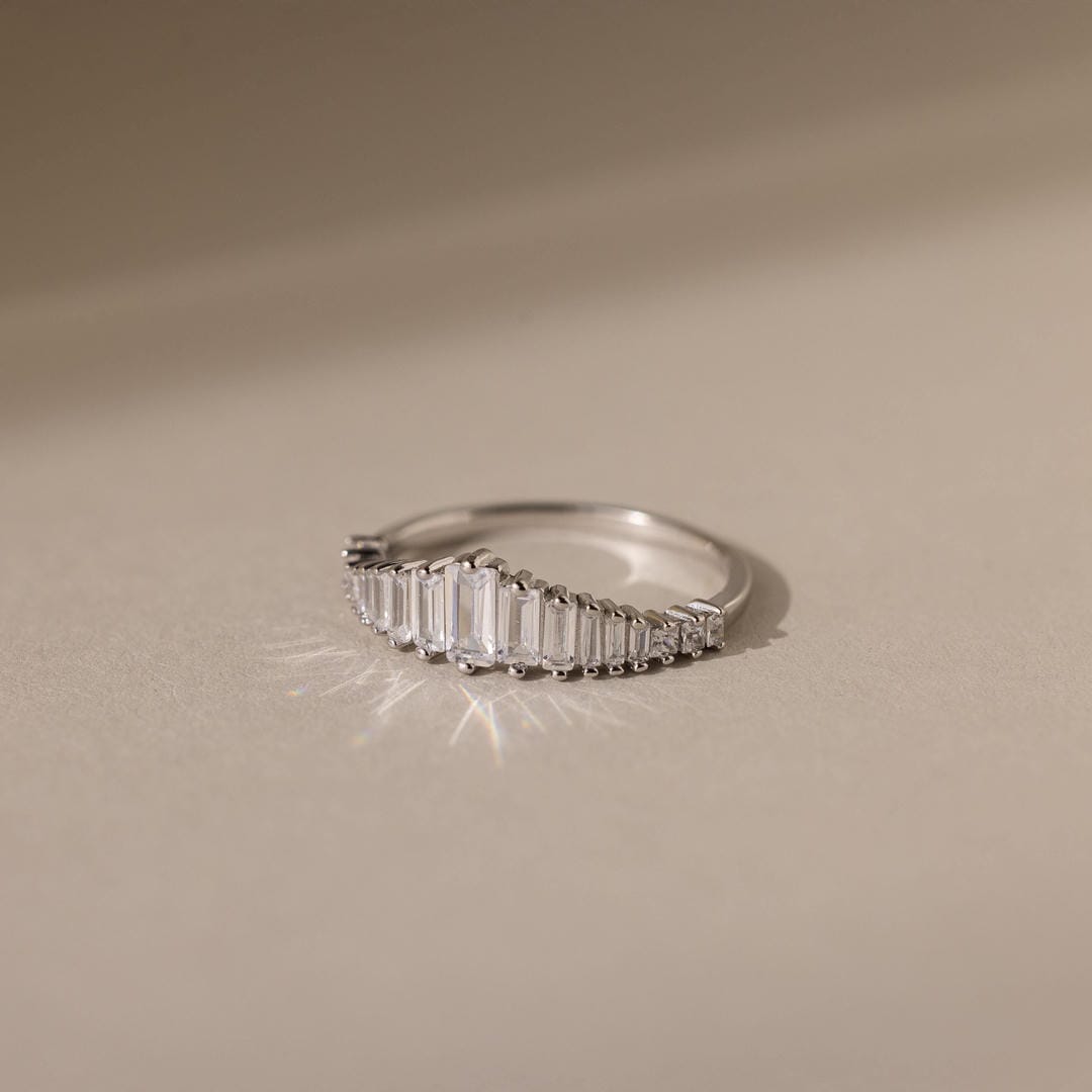 Anillo minimalista con piedra baguette – imagen 4