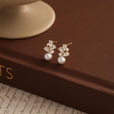Pendientes de perlas de agua dulce en racimo floral
