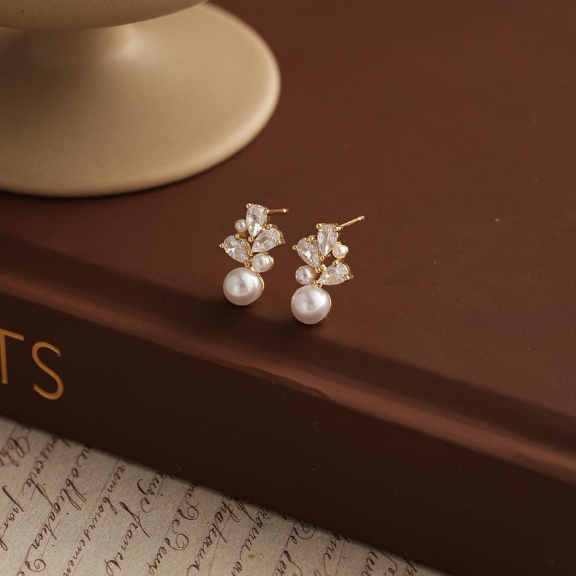 Pendientes de perlas de agua dulce en racimo floral