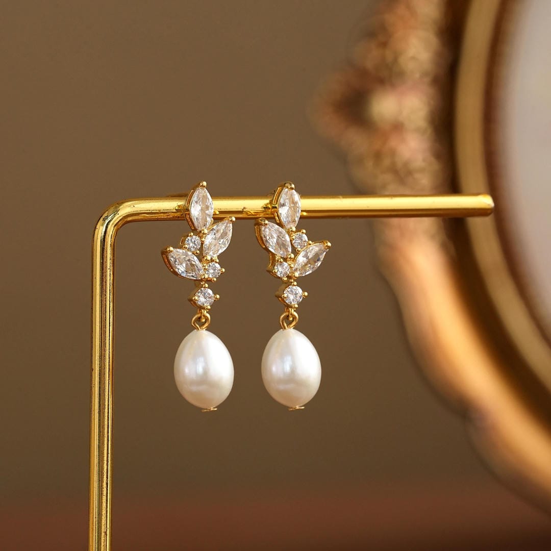 Pendientes largos de perlas en forma de hoja