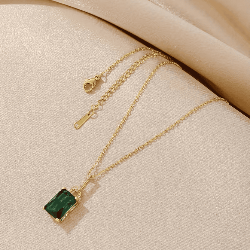 Collar de lujo con piedra esmeralda