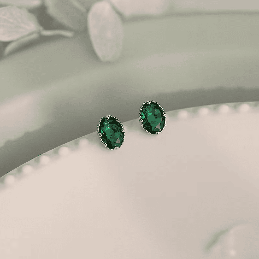 Pendientes ovalados de esmeralda Verdant