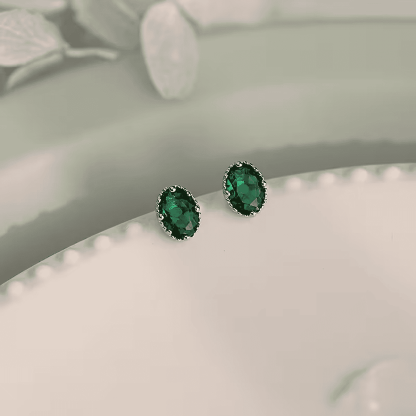 Pendientes ovalados de esmeralda Verdant