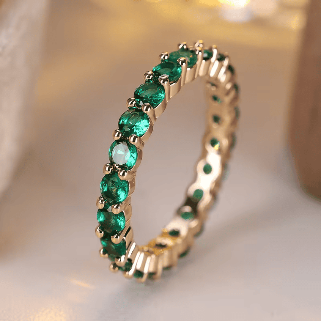 Anillo eterno delicado de esmeralda
